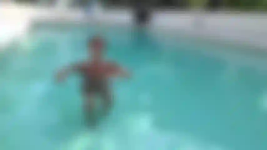 La milf emerge de la piscina.