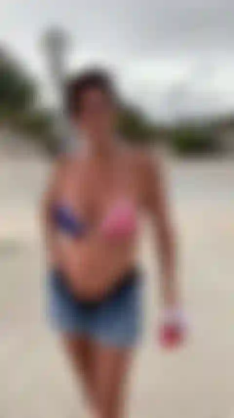 Fantasia playera, que pasa cuando te cruzas conmigo en la playa. No sexo solo mis tetas y hablar sucio. Mucho puto viento también, lo siento.