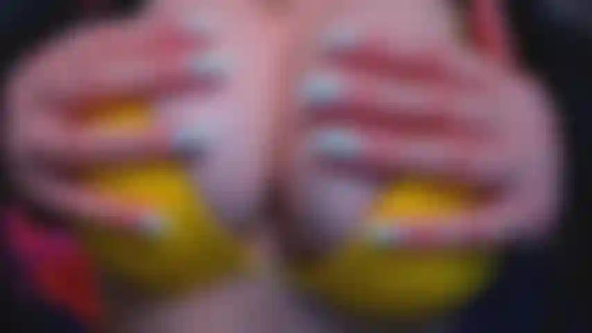 Apretando y lamiendo tetas.