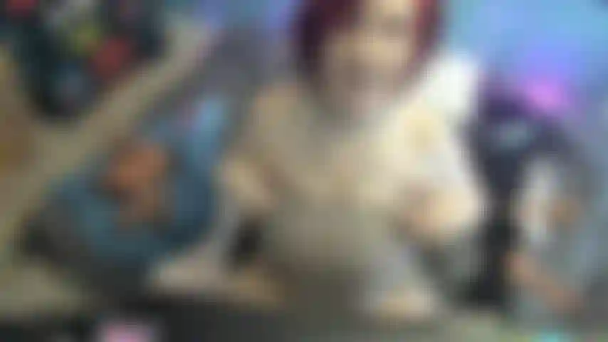 Pelirroja tetona se burla de tu pipí. ¡Ni hablar de satisfacerla con una polla tan pequeña!