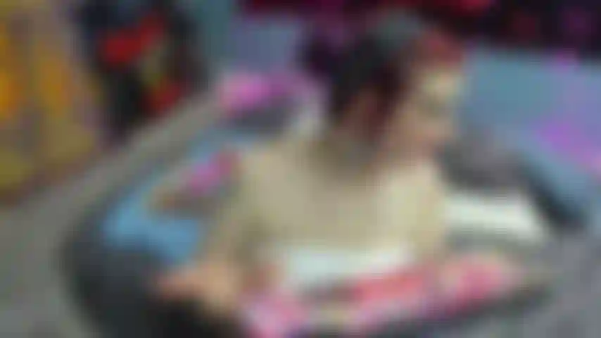 Follame con tu novia por teléfono.