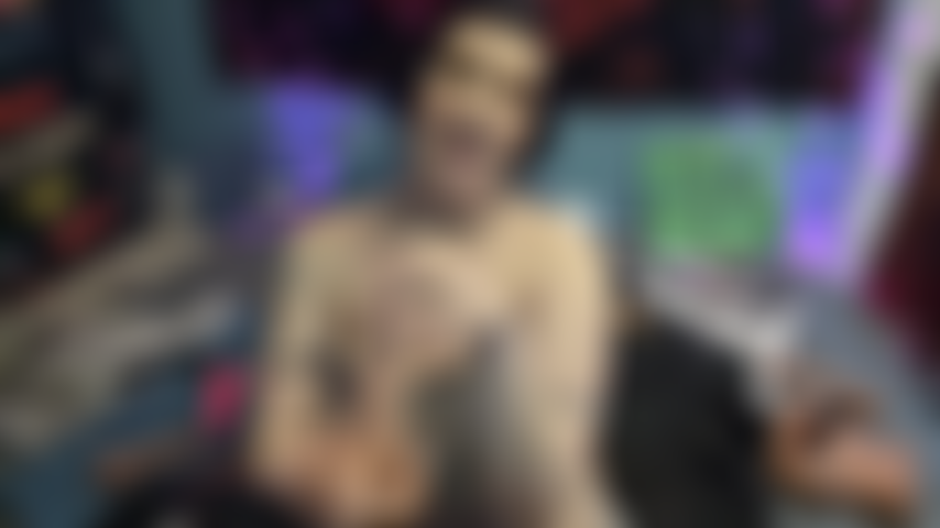 Puta del glory hole y dice "¡lame las cargas de mi culo y bombea más semen dentro de mí!".