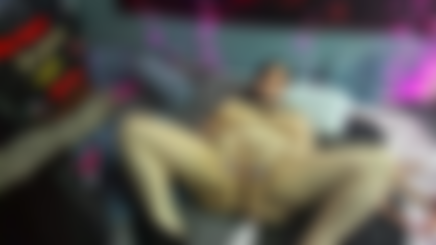 Pidiendo polla y chorreando.