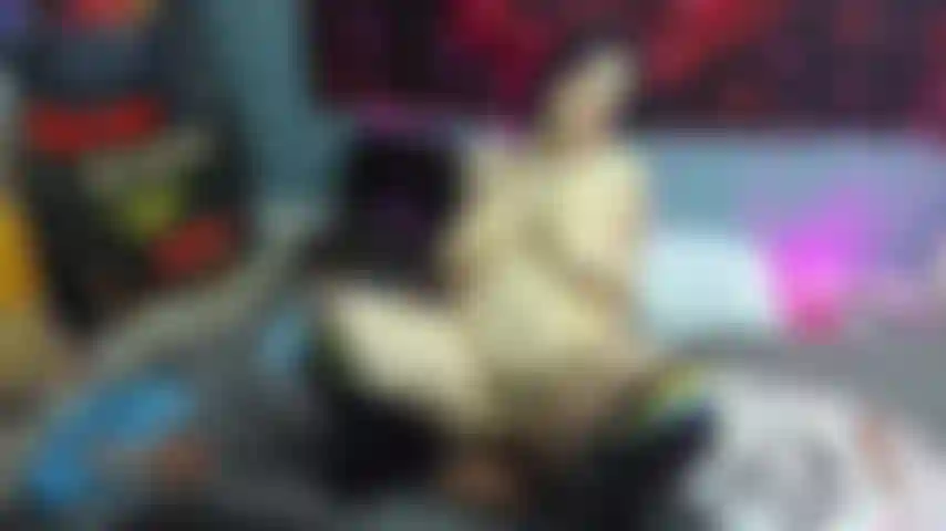 Guarrilla cachonda cabalga polla dura tetas rebotando.