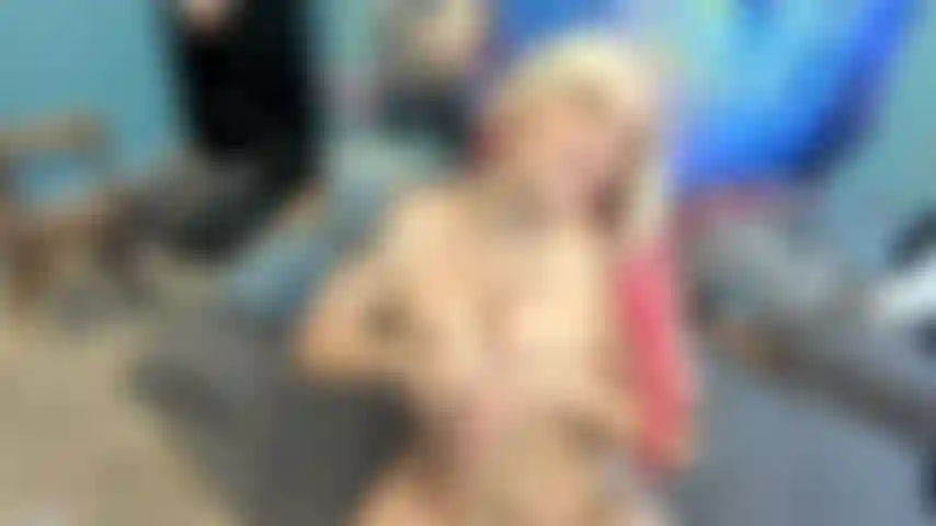 Andrew le es infiel a su esposa en el supermercado con su voluptuosa amante rubia: una sucia fantasía de rompehogares.