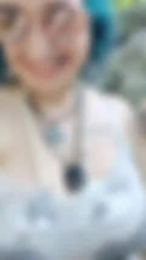 Exhibiendo tetas en el bosque.