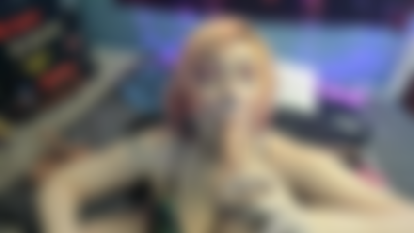 Amordazando, escupiendo, babeando sobre las tetas, garganta profunda con cabeza descuidada.