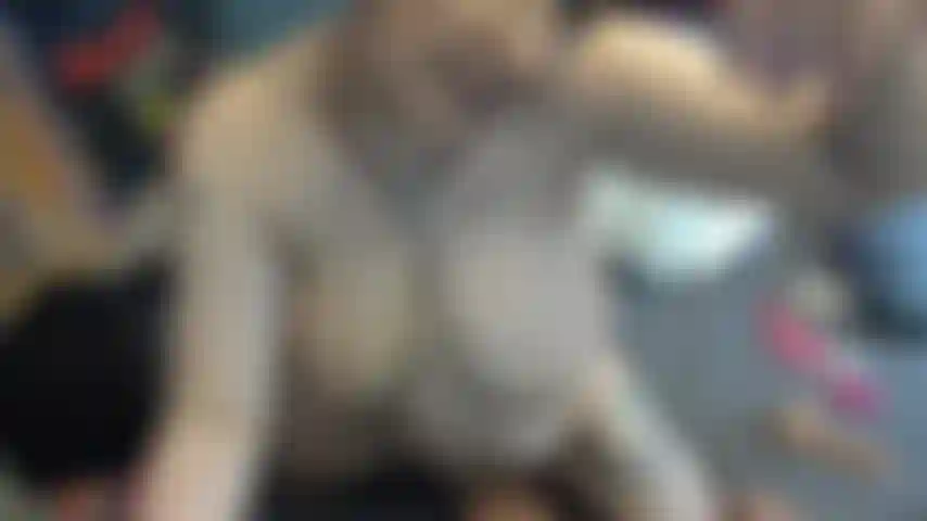 Monto un andrew y discuto fantasías de tríos f/f/m.