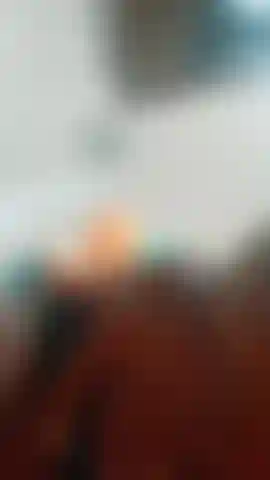 Primer orgasmo haciendo ahegao, cámara en el suelo. Gemidos extremos.