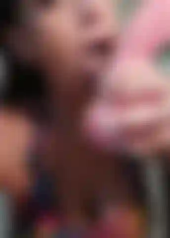 Lamiendo consolador grande.