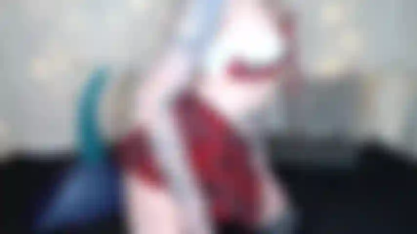 La colegiala usa un juguete de fantasía en el culo.