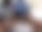 Estás de viaje y haces una videollamada con tu amorosa novia. Se va a dormir temprano y se olvida de apagar la videollamada. Ella comienza a jugar consigo misma y crees que tienes suerte, pero luego entra sum1.