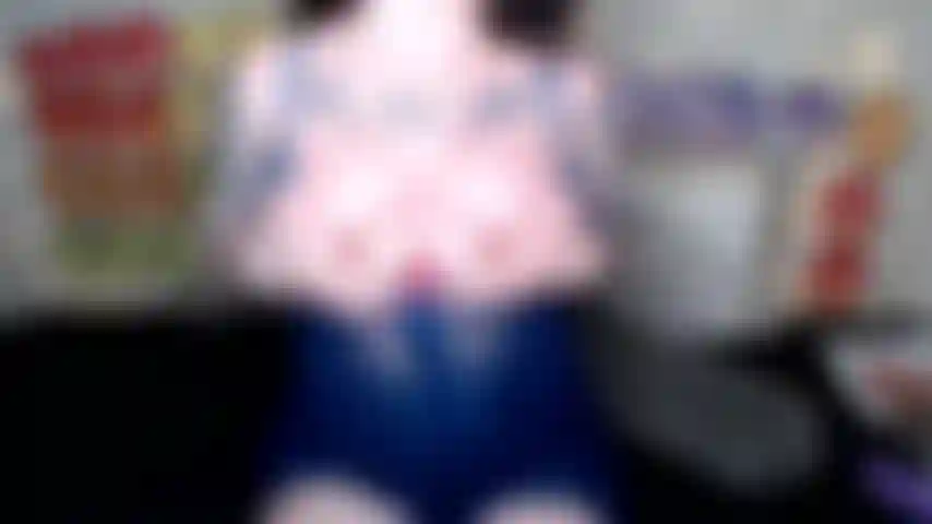 Corriéndome fuerte con mi vibrador morado en mi muñeco azul oscuro.