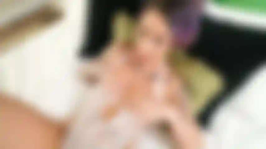 Mi esposo se fue y me dejo cachonda. Su hermana pasó por allí porque tenían planes. Ella me atrapó.. Jugando conmigo misma y ella decidió unirse y ayudar. Follando a la hermana de mi marido.