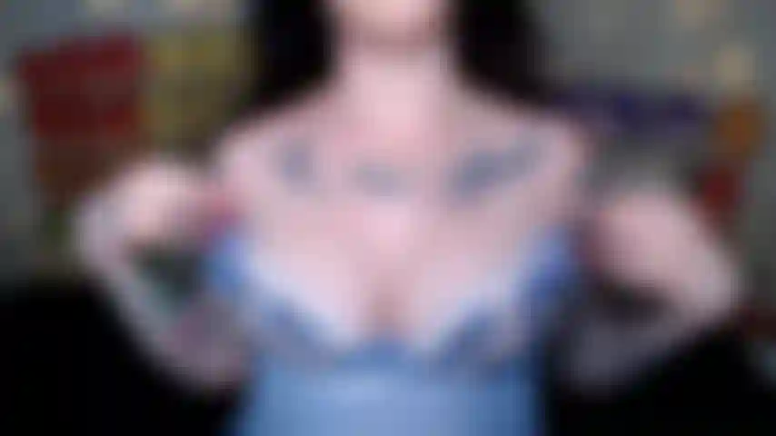 Me corro con fuerza a través de mis bragas con una muñeca de color violeta claro, mira cómo se mojan mis bragas mientras me corro.