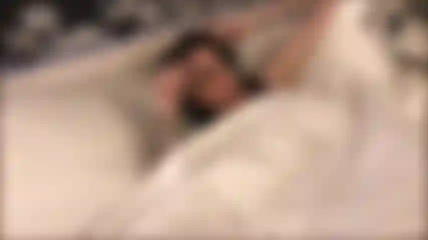 La mejor amiga caliente de tu hija se queda a pasar la noche. No puedes evitar colarte ahí. Cuando se da cuenta de lo que pasa me confiesa que siempre pensó que estabas buena. Shh callate!