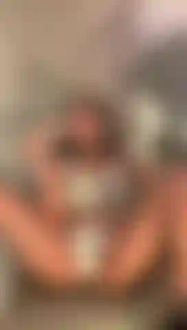 Follando mi coño en misionero.