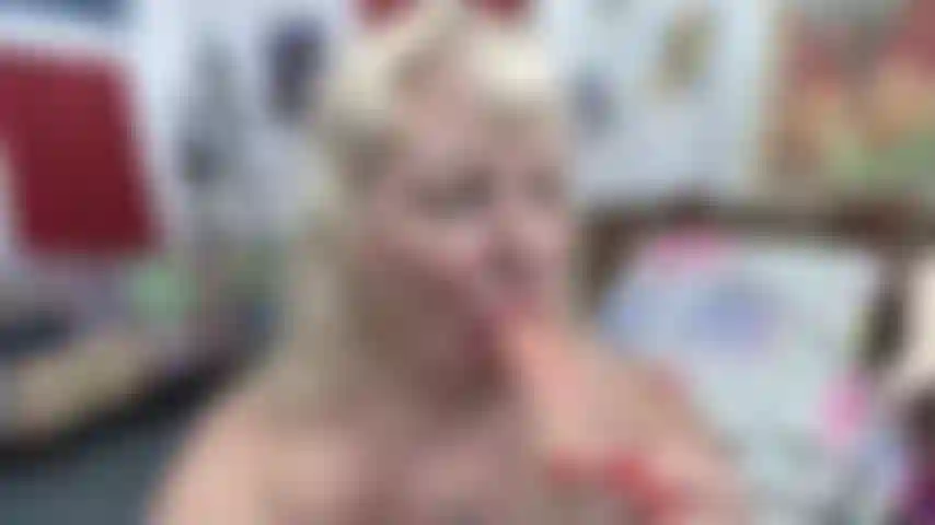 Pov_de_mi_chupando_un_juguete_blanco_--gimiendo_y_hablando_sucio---de pie_mostrando_mi_gran_trasero_en_zapatos_verdes_y_medias_hasta_el_muslo_color_bronceado.