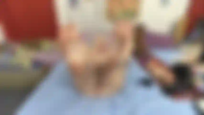 Suelas, dedos de los pies y coño con esmalte de uñas gris.