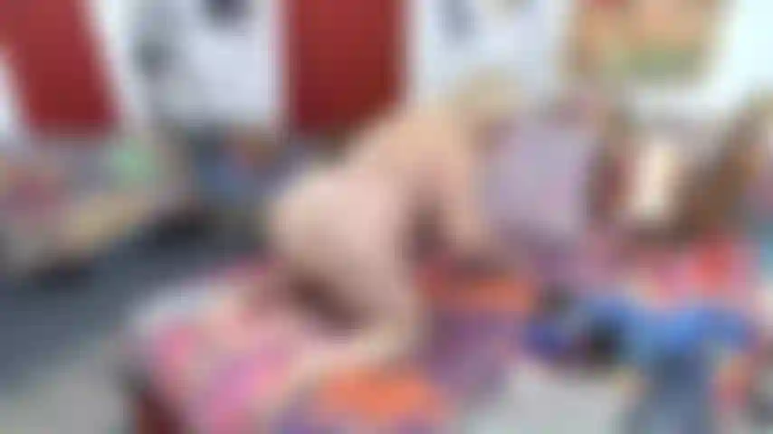 Vista_lateral_desnuda_con_tetas,_culo,_y_plantas_de_pies.