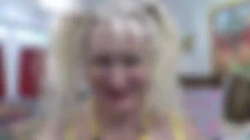 Solo mi cara, sin maquillaje, con coletas y poniéndome un juguete en la cara para poder oler tus nueces.