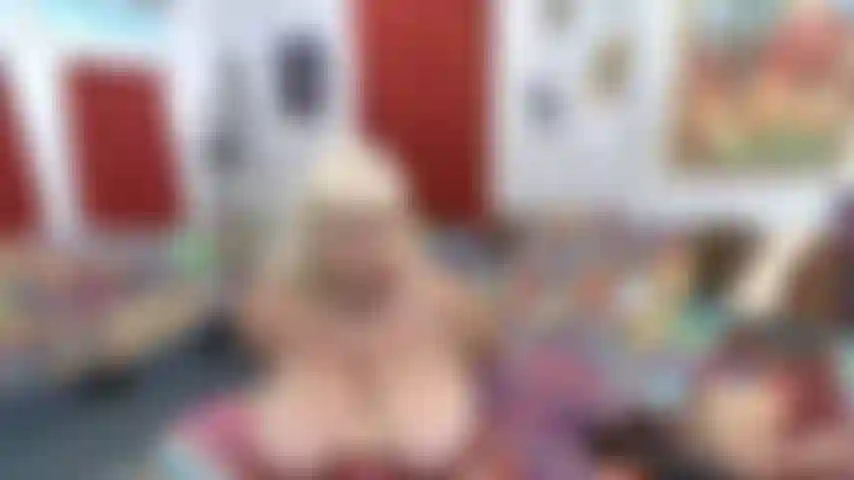 Hanging_tits_&_strokimg_long_white_toy con la mano.