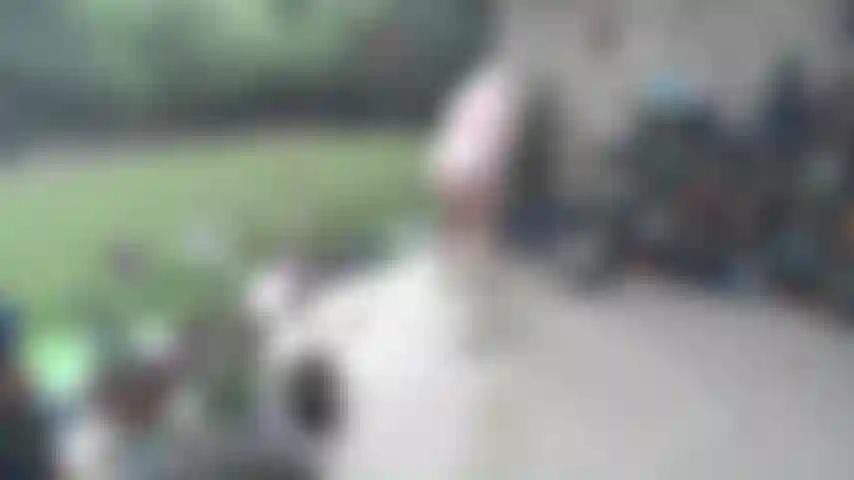 Desnuda en el patio con tetas, culo, coño, barriga, culo abierto, follando el coño en la mecedora... Espero que los vecinos no me vean.