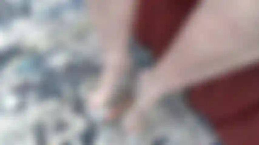 Pisando_bolas_&_polla_de_juguete_con_tacones_altos.