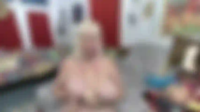 Juguete blanco chorreando en la cara y las tetas---conversación sucia.