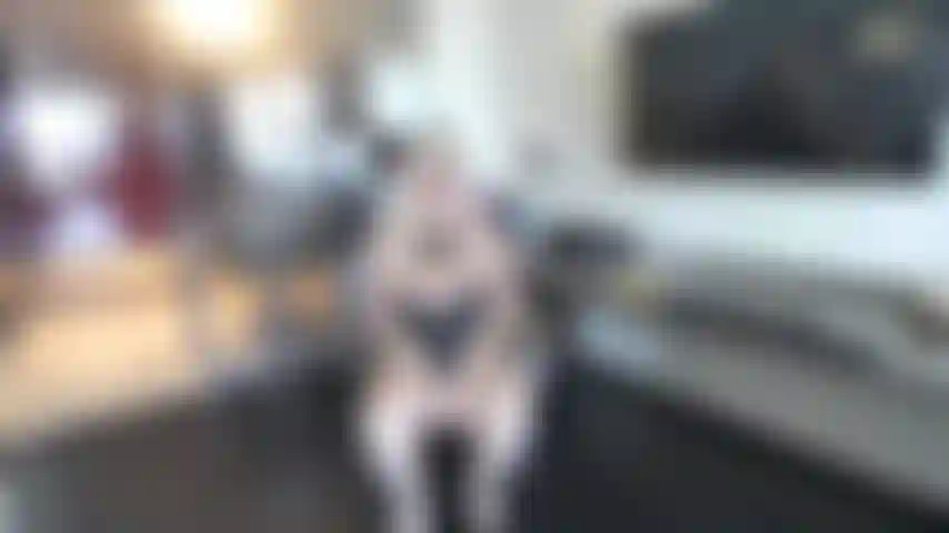 Video de comida---tacones negros---lencería---tetas colgando---chupando un plátano---dejándolo entrar en el aire follándose el plátano---comiéndose el plátano.