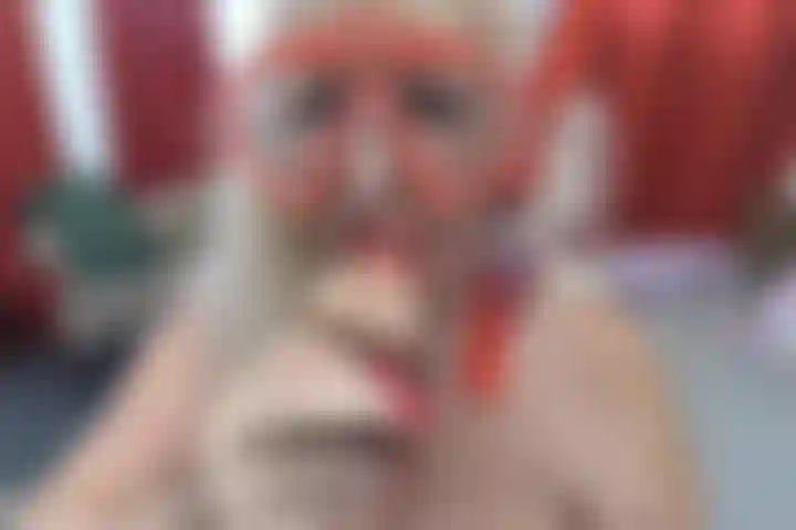 Punto de vista de la cara solo chupo una máscara de buceo que se empaña de juguete.