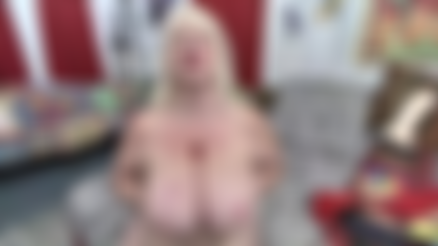 Tetas_movidas_en_las_manos_y_colgantes_---juguete_blanco_para_follar_las_tetas_con_lápiz_labial_rojo--barriga---coño_abierto_con_charlas_sucias.
