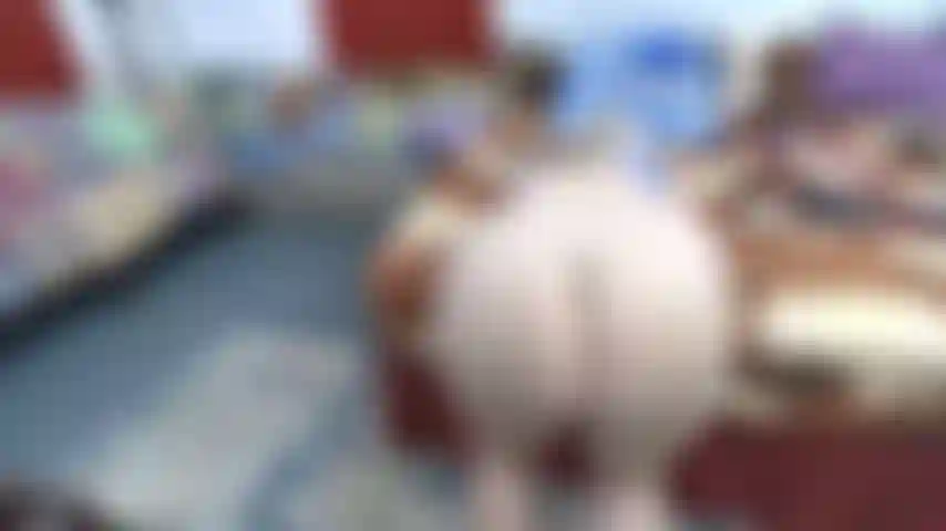 Rebotando mi gran trasero desnudo y redondo y dándote ánimos.