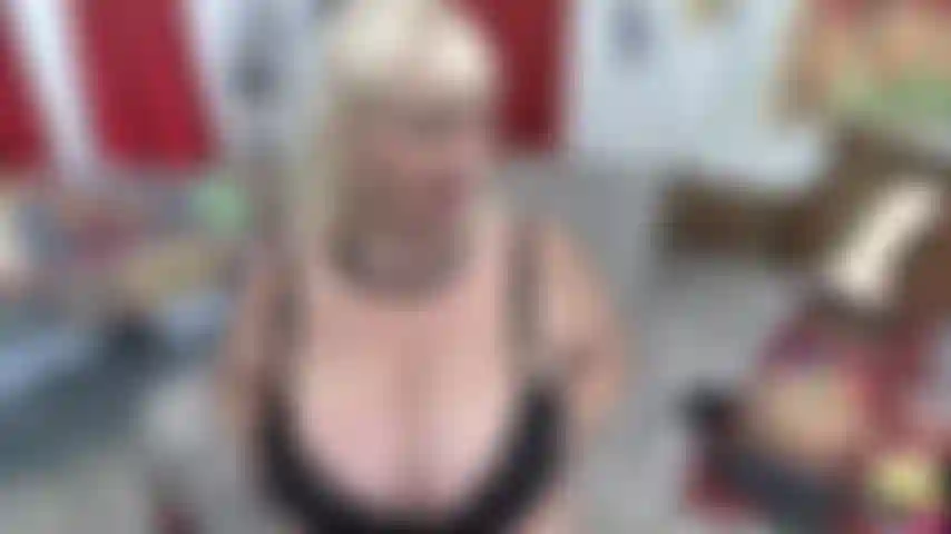 Ninguna desnuda, frotando mi sujetador, dándote ánimos mientras masturbo un juguete blanco.