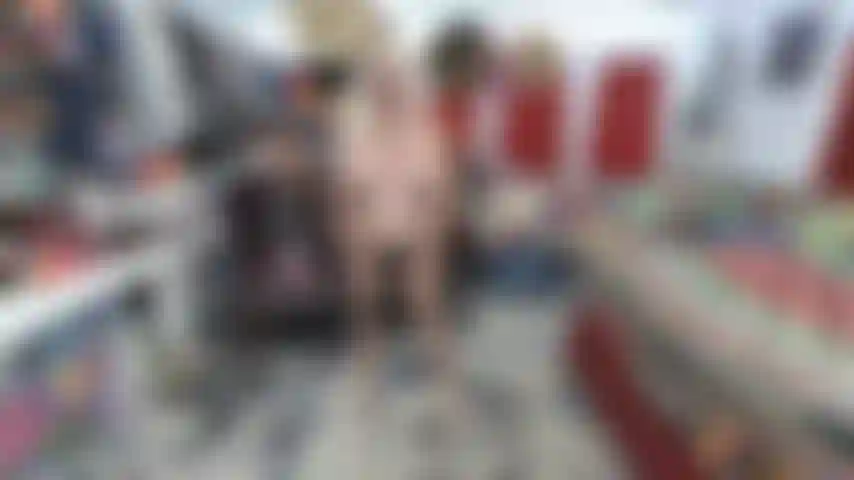 Bbc_strapon_colgando_mientras_animo_a_los_hooligans_de_la_bbc--tetas colgando y barriga.