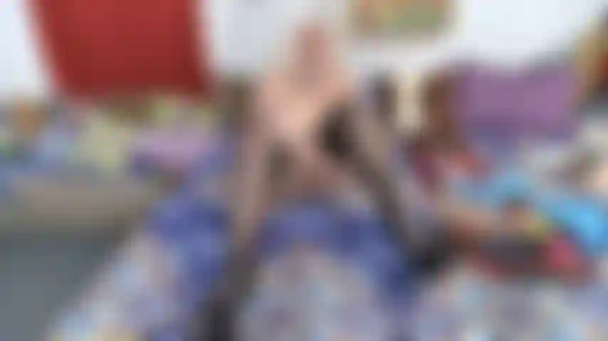 Medias negras transparentes hasta el muslo, con tacones, haciendo que me comas el coño, a lo perrito, con el culo bien abierto.