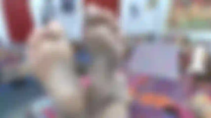 Pov_suelas_de_pies_arrugadas.