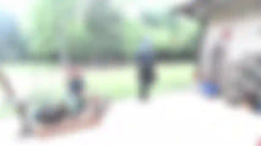 Que me masturbo con mi strap-on en las plantas del patio trasero.