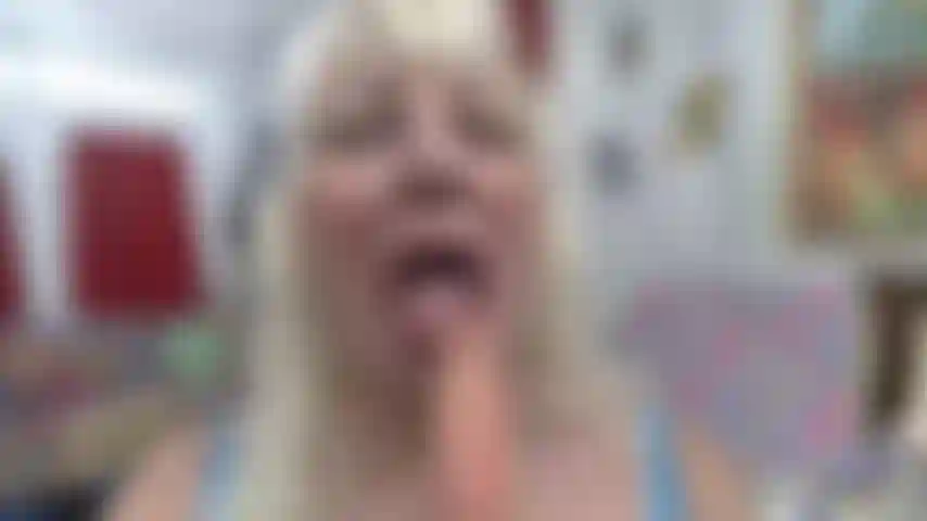 Mamada lenta con lengua en la cabeza --- juguete blanco para follar tetas.