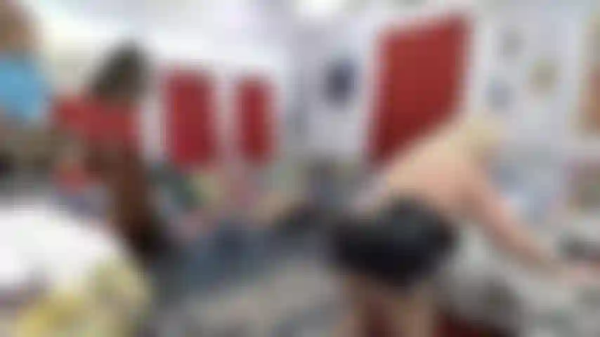 Vestido negro, tetas, montando muñeca inflable.