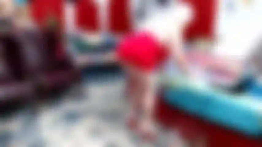 Vestido rojo y tacones rojos--video de tease---cambio a vestido blanco--tetas y culo rebotando---cowgirl al revés con juguete negro en el coño.