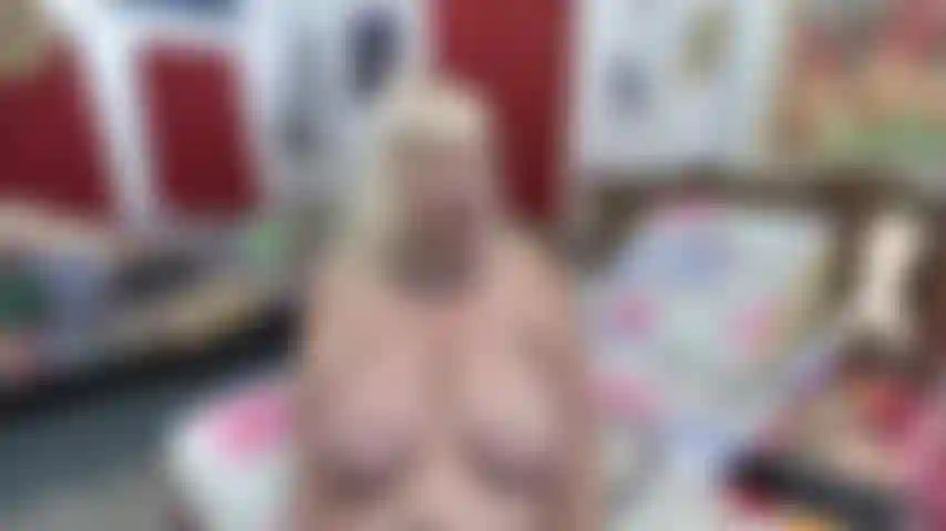 Follando a tu milf, con las tetas colgando solamente, de lado en la cama para que las tetas cuelguen y muestren el culo, frente a la cámara con las tetas colgando, dale ánimos.