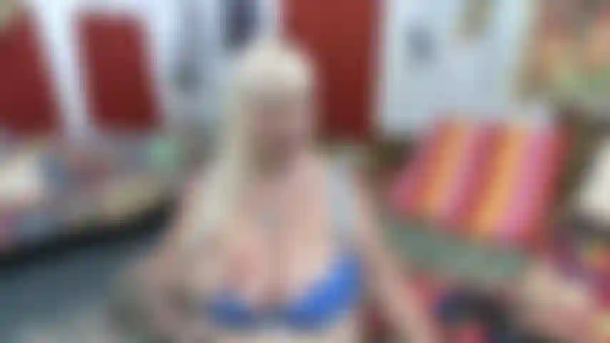 Ninguna_desnuda---dándote_ánimos_mientras_acaricias_mi_escote_en_mi_bonito_sujetador.