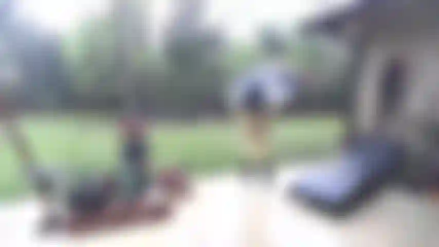 Voyeur---impermeable amarillo_y_paraguas_mostrando_tetas_coño_y_culo.