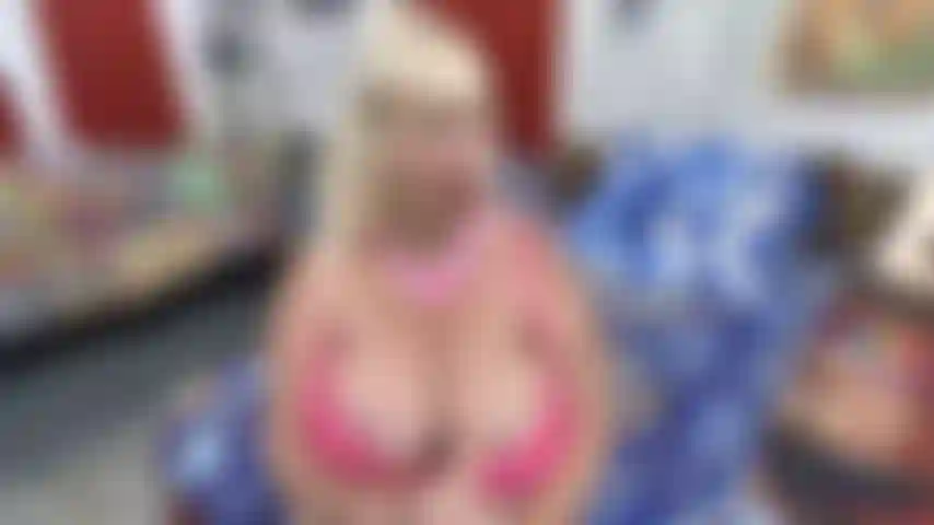 Ninguna desnuda---teaser_video_sujetador_y_juguete_masturbándose_con_la_mano.