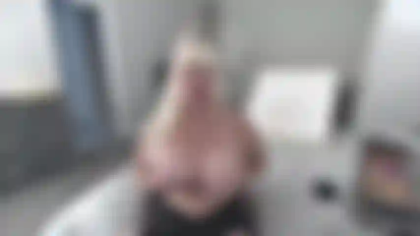 Vista previa móvil---cara y tetas sacudiéndose en mis manos---suplicando tu corrida.