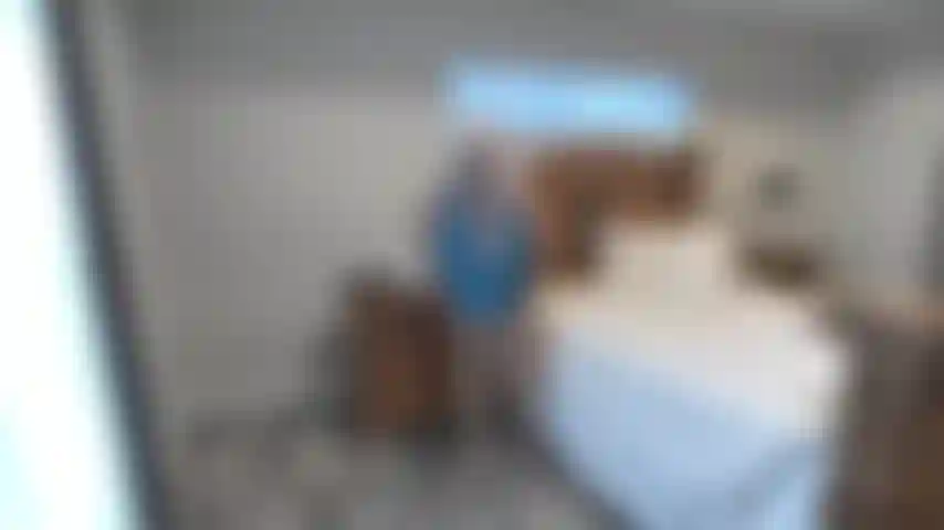 Juego de rol: mi amante está teniendo una aventura: pateándole las pelotas, posando, en topless.