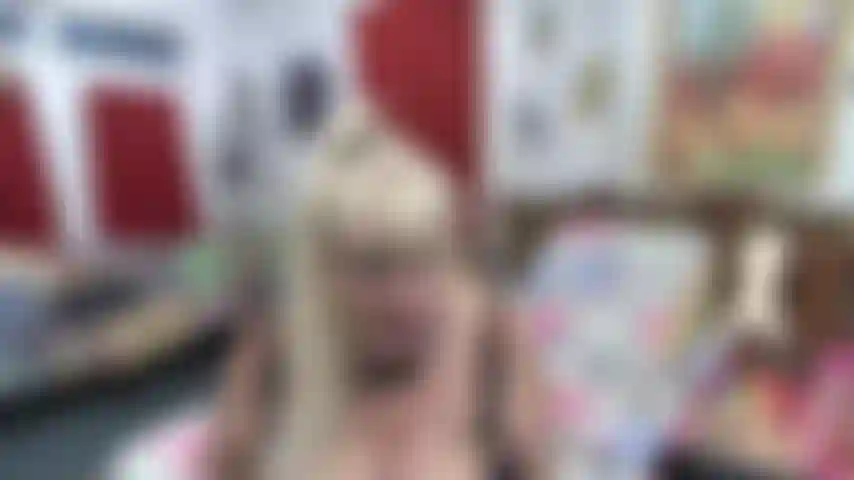 Madrastra, follando a mi madrastra con sus botas negras y follando su coño con un juguete blanco.