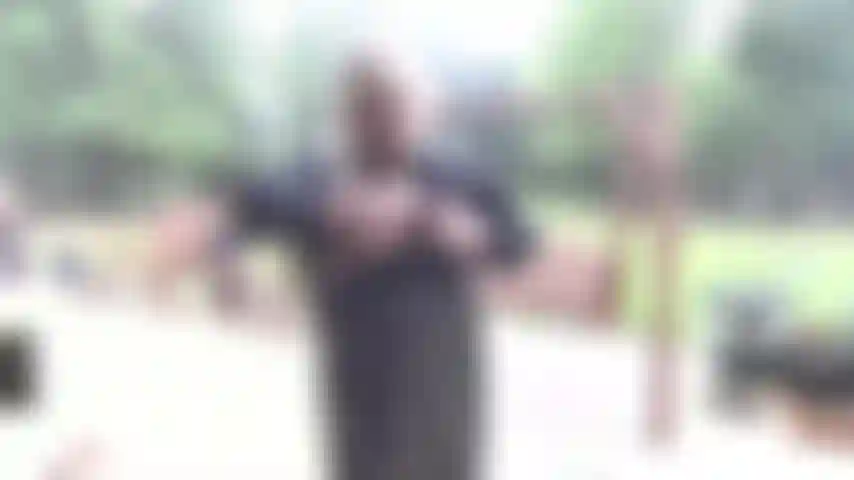 Follando mi coño con un juguete blanco en el columpio del porche bajo la lluvia, follando y chupando tetas con un juguete.