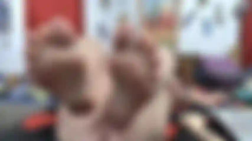 Punto de vista de los pies: plantas y dedos con loción, mostrando el coño con ánimo.